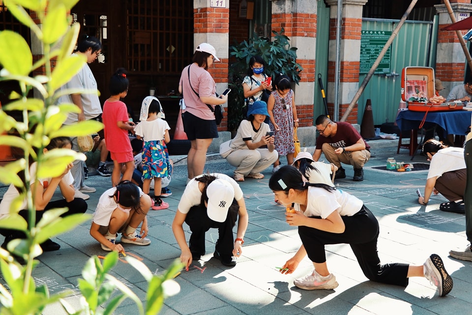 慢集市群眾在地板彩繪
